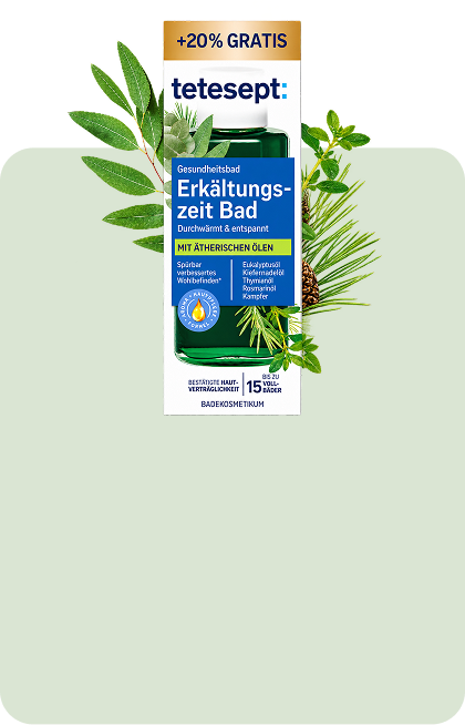 Flasche tetesept Erkältungszeit Bad – Kräuterbad, verziert mit immergrünen Zweigen und Tannenzapfen.