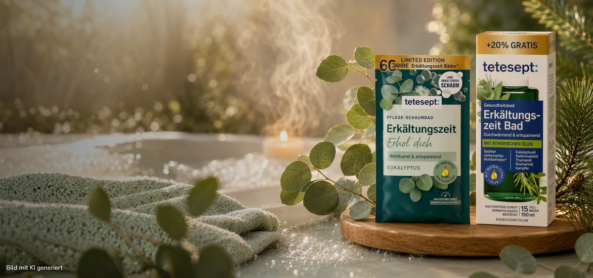 Zwei Packungen mit Tetesept-Eukalyptus-Badezusätzen auf einem Holztablett neben einer dampfenden Badewanne.