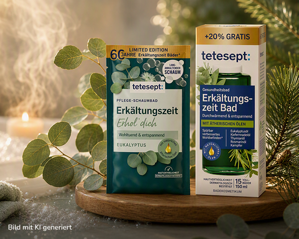 Ein Beutel und eine Flasche mit Tetesept-Eukalyptus-Badezusätzen auf einem Holzbrett mit Kiefernzweigen und einer brennenden Kerze.